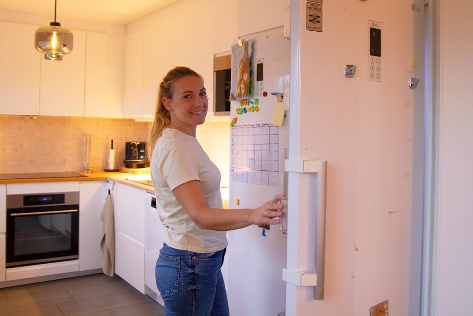 En dame smiler foran kj&oslash;leskapet sitt