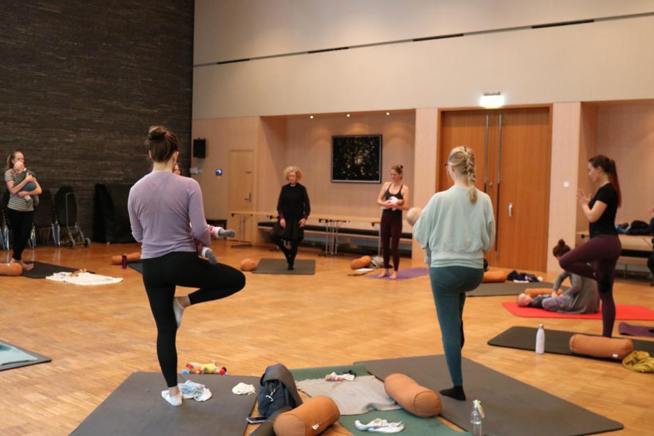 M&oslash;dre med babyer gj&oslash;r yoga