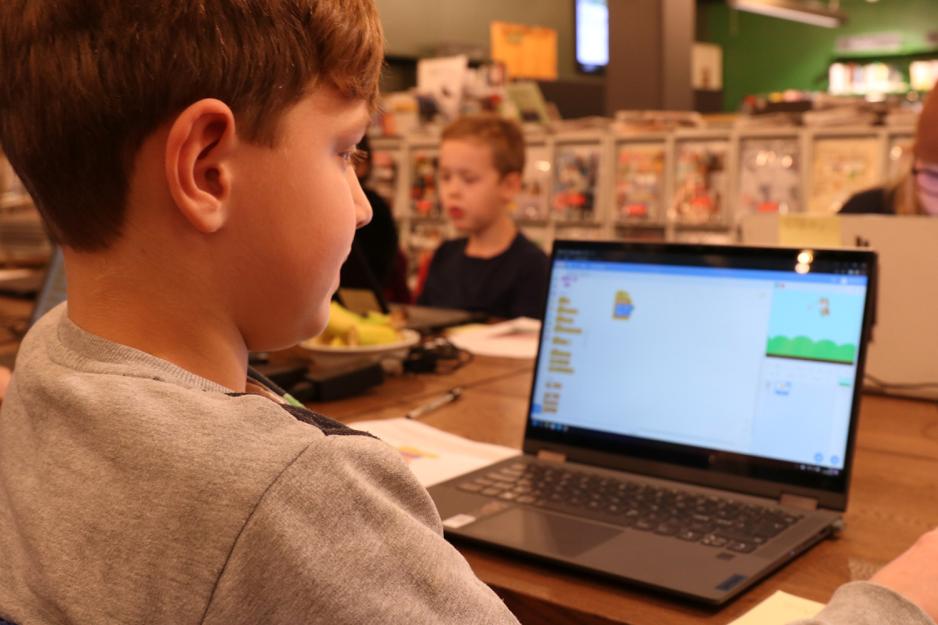 Teodor H&aring;gseth Nordfeldt sitter ved pc-en