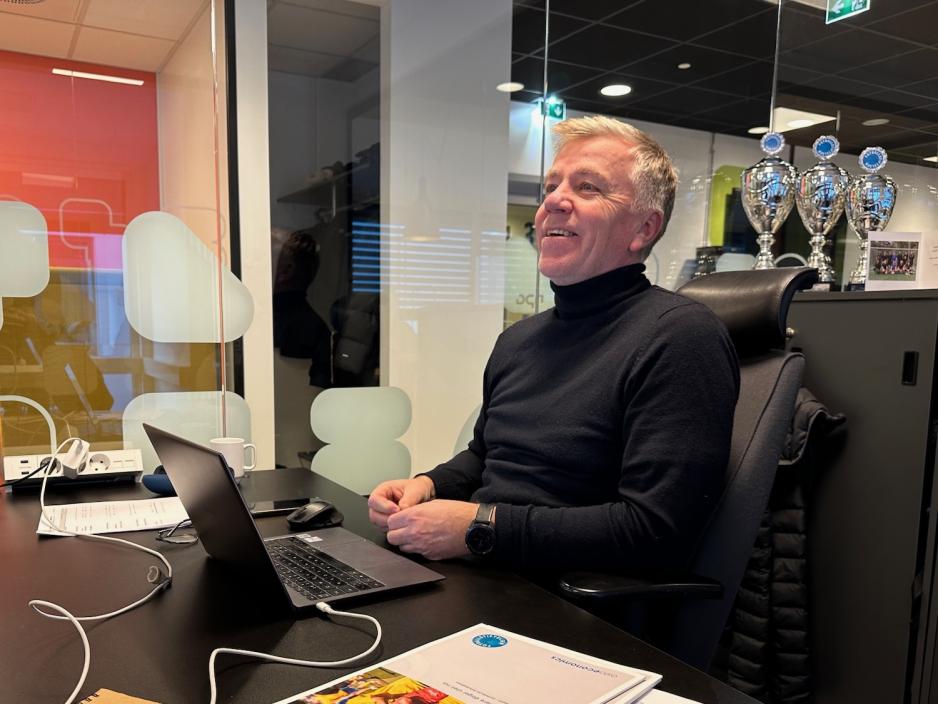 Arne Knoph p&aring; kontoret sitt p&aring; Ullev&aring;l stadion