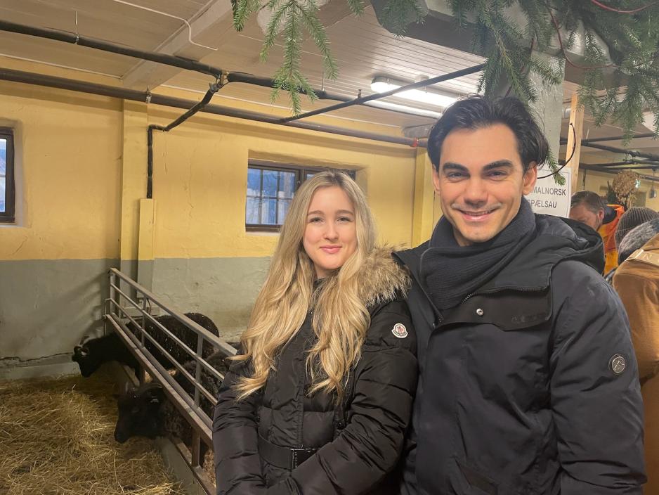 P&aring; bildet ser man Janina Lauritsen og Arash Mithraian som er avbildet inne i fj&oslash;set p&aring; Bogstad G&aring;rd. De st&aring;r foran sauebingen, s&aring; i bakgrunnen kan man skimte to svarte sauer.