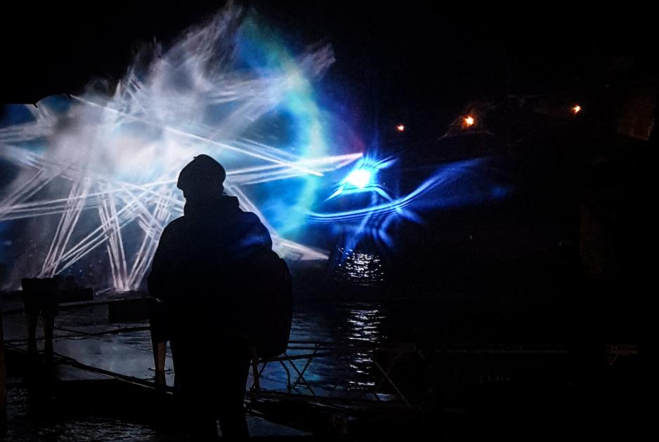 Bildet viser et lyskunstverk som best&aring;r av mange sekskanter som sammen utgj&oslash;r en firgur, som beveger seg og endrer seg 