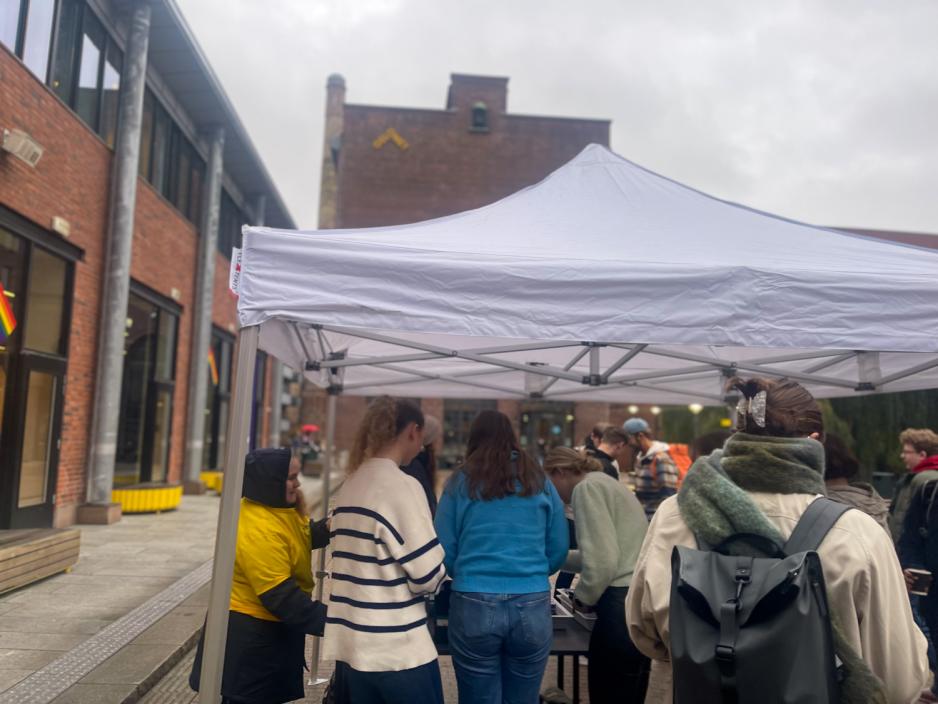 Studenter st&aring;r i k&oslash;