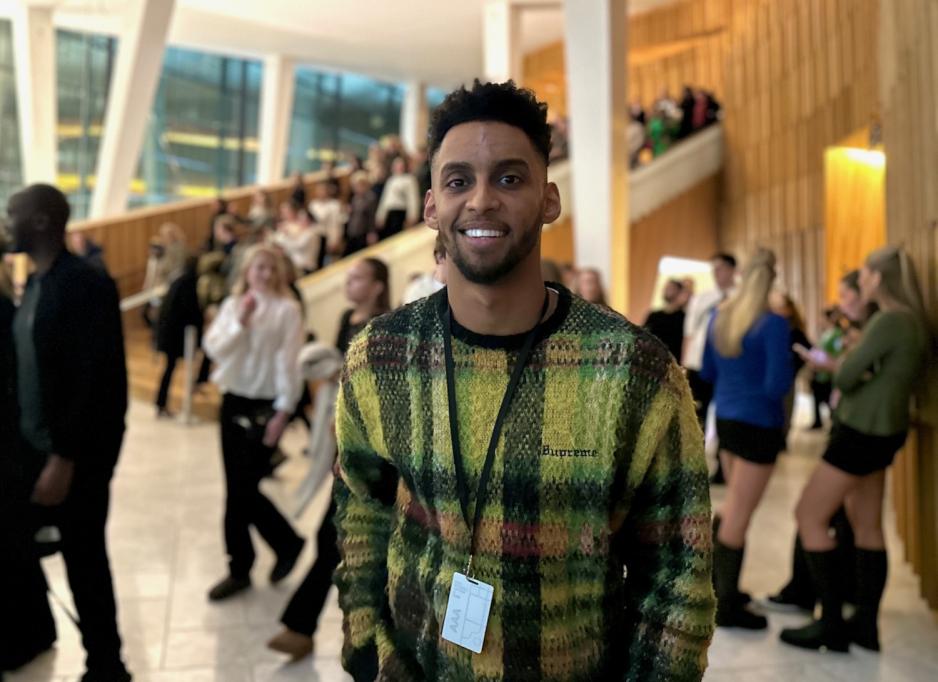 Minab Zerazion st&aring;r foran mange konsertdeltakere inne p&aring; operaen