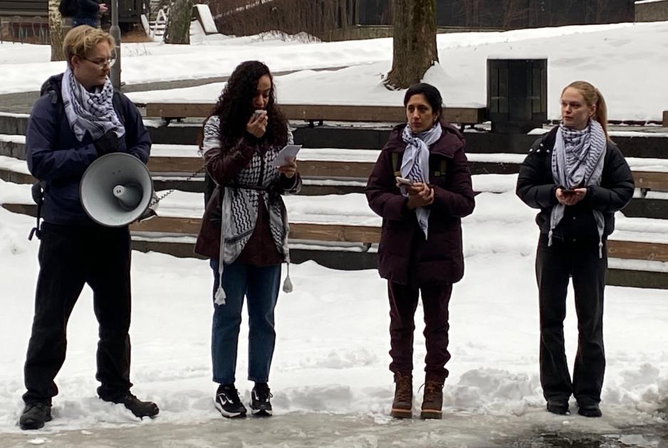 Bildet viser appellholdene som gj&oslash;r seg klar til &aring; holde tale.