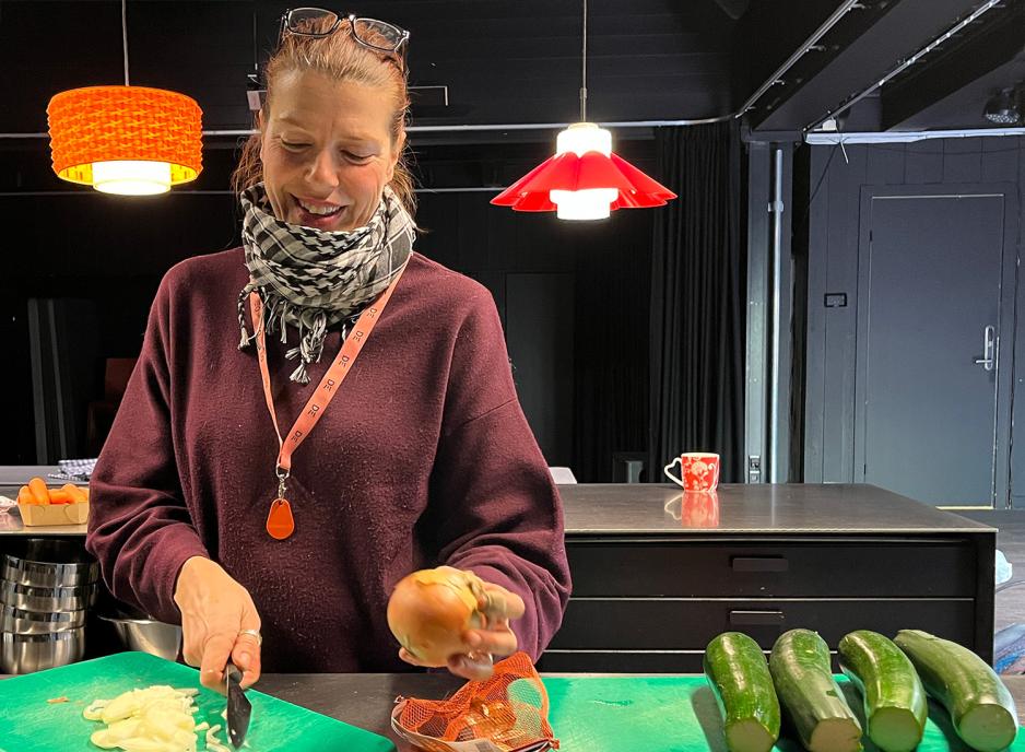 Programansvarligen Antonella, skj&aelig;reer opp l&oslash;kkene f&oslash;r barna er fremmed. Foto Kiana Hassani