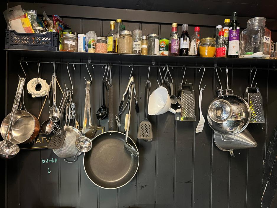 Kj&oslash;kkenutstyr henger p&aring; veggen, Foto: Kiana Hassani