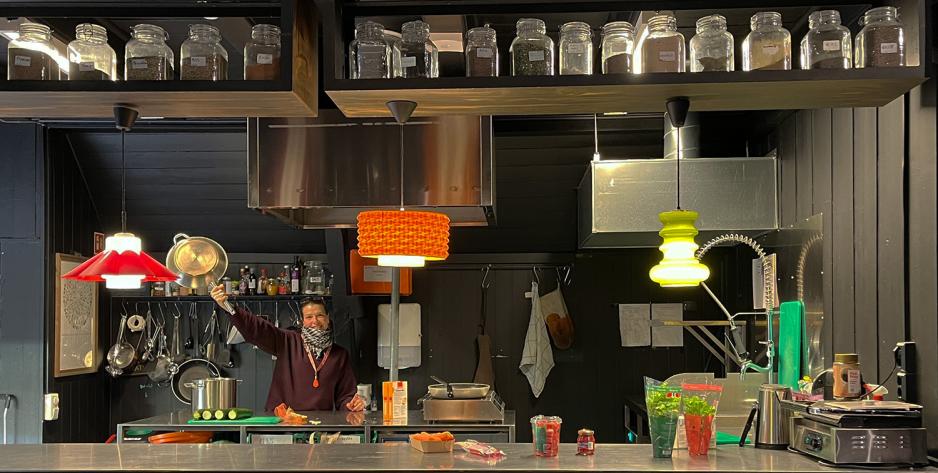 Antonello st&aring;r i kj&oslash;kkenet med en panne i h&aring;nda, hun gleder seg til &aring; lage vegetarisk mat sammen med barna i Deicmann Grunerl&oslash;kka.