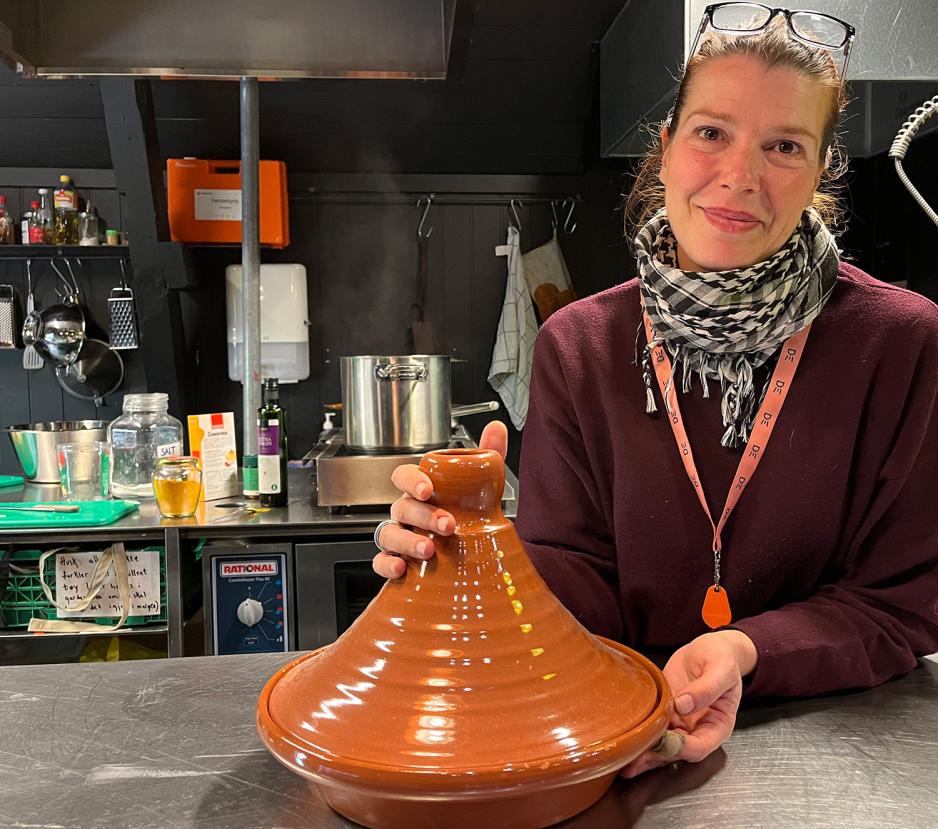 Antonella Durante viser deres Tagine som er et morakkansk matreskap til &aring; servere mat i. Foto: Kiana Hassani
