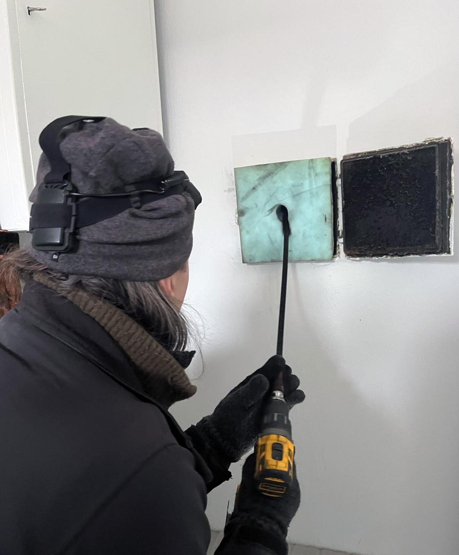 mann bakfra med verkt&oslash;y