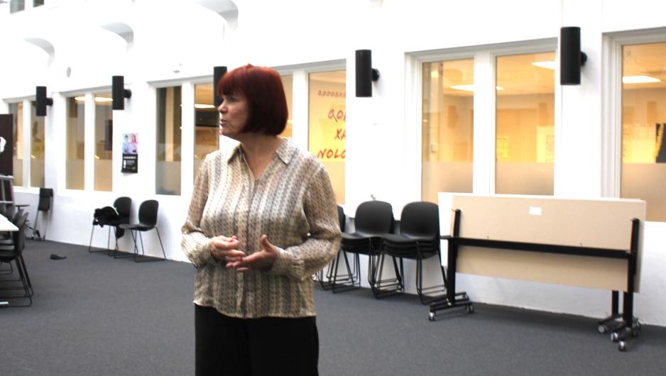 Bilde av Patricia Kaatee som st&aring;r i et m&oslash;terom i Amnesty sine lokaler i Oslo