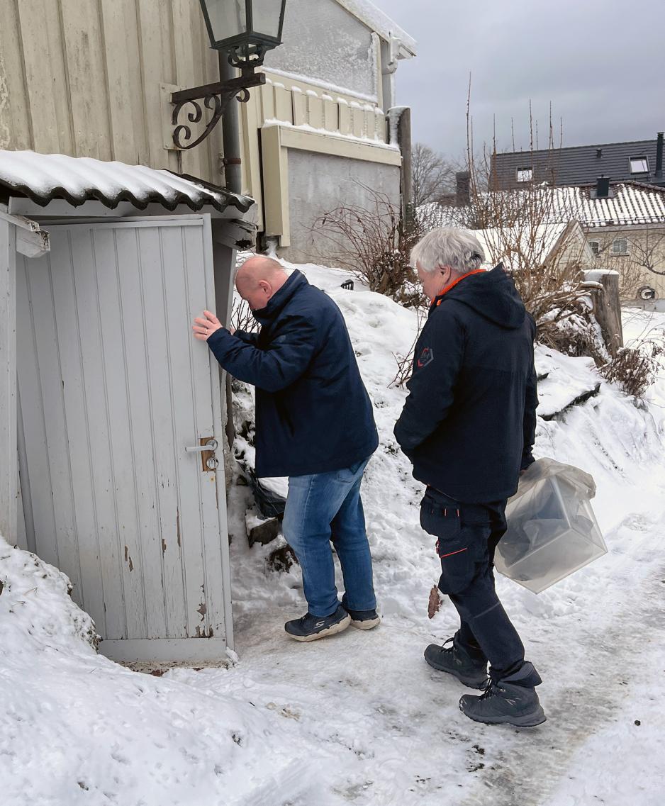 To menn g&aring;r ned i en kjeller 