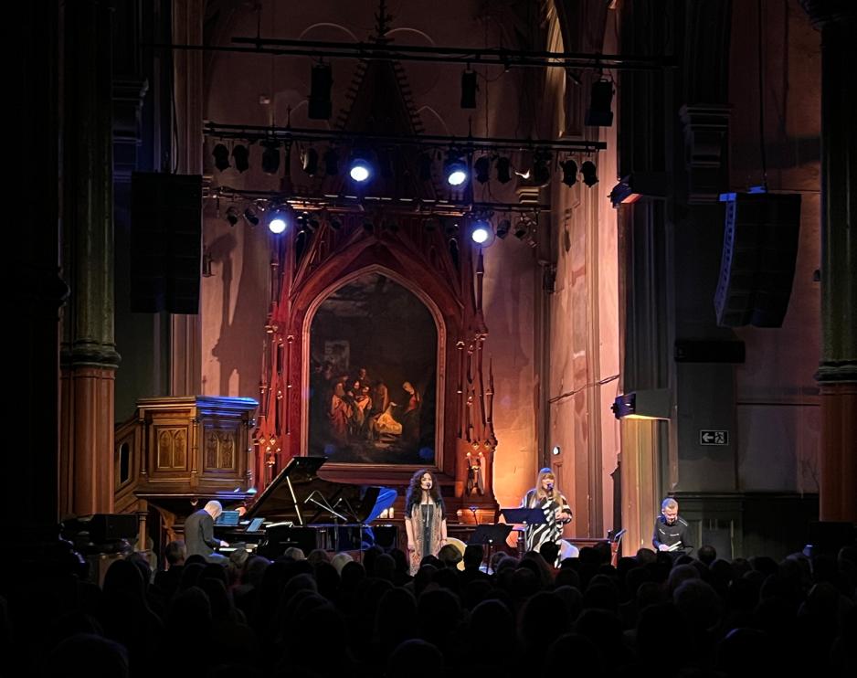 De setter i gang og begynner &aring; spille. Foto Kiana Hassani