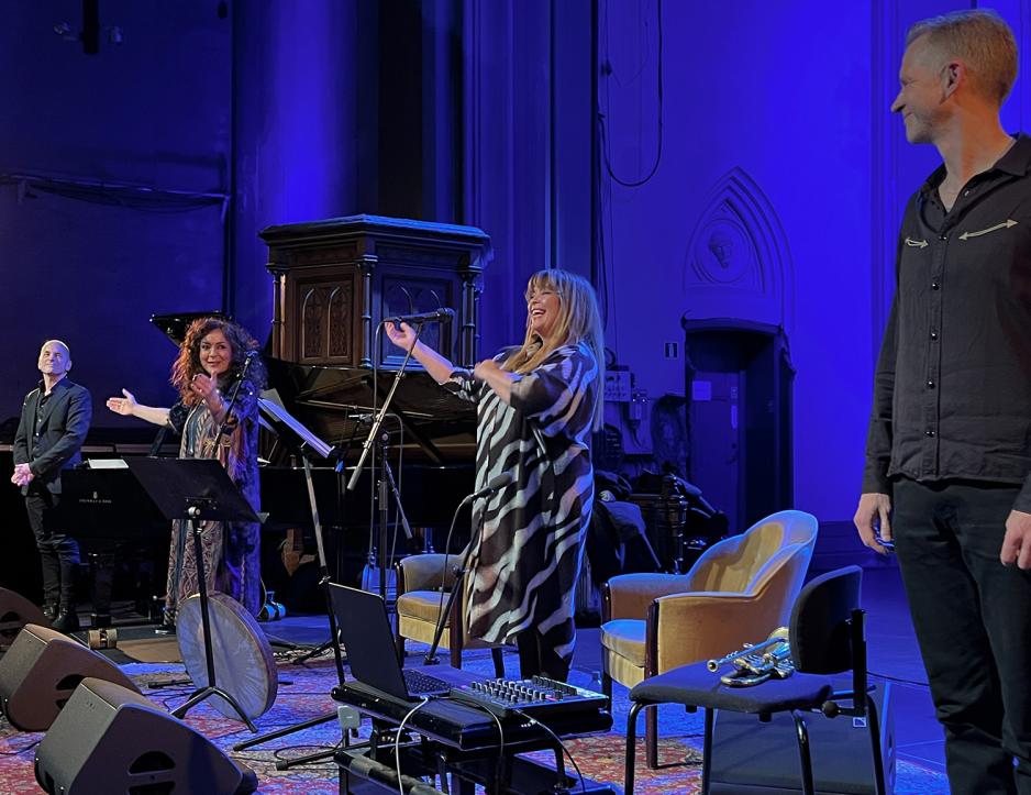 Musikkerne viser til hverandre n&aring;r publikum applauser. Foto Kiana Hassani