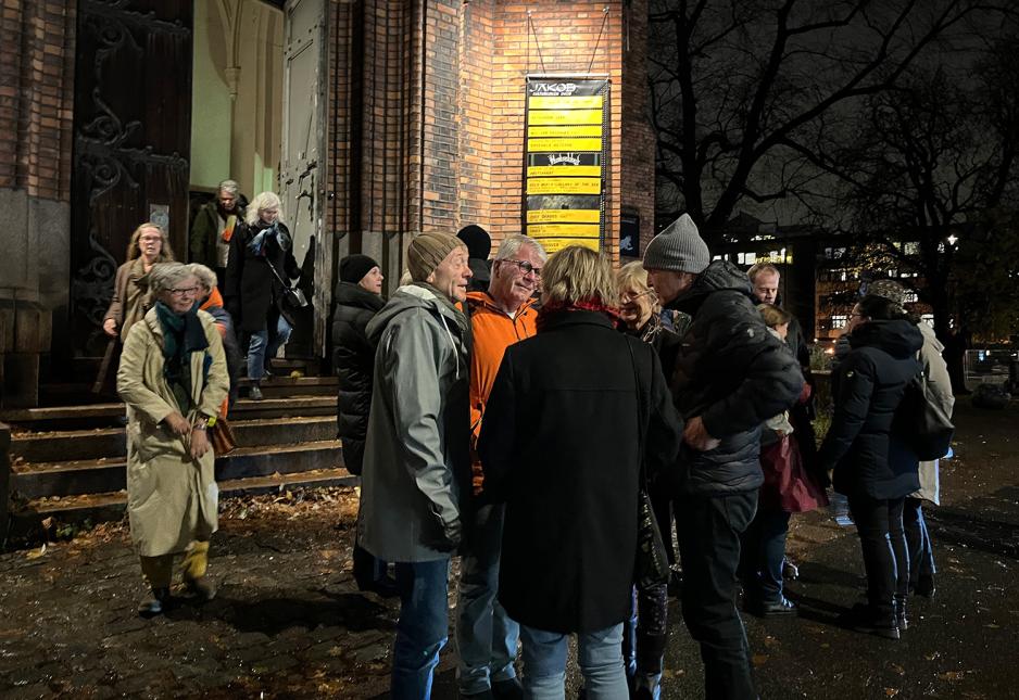 De setter i gang og begynner &aring; spille. Foto Kiana Hassani