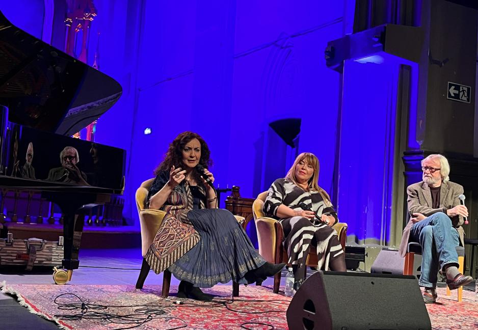 Publikum stiller sp&oslash;rsm&aring;l og Mahsa svarer. Foto: Kiana Hasani