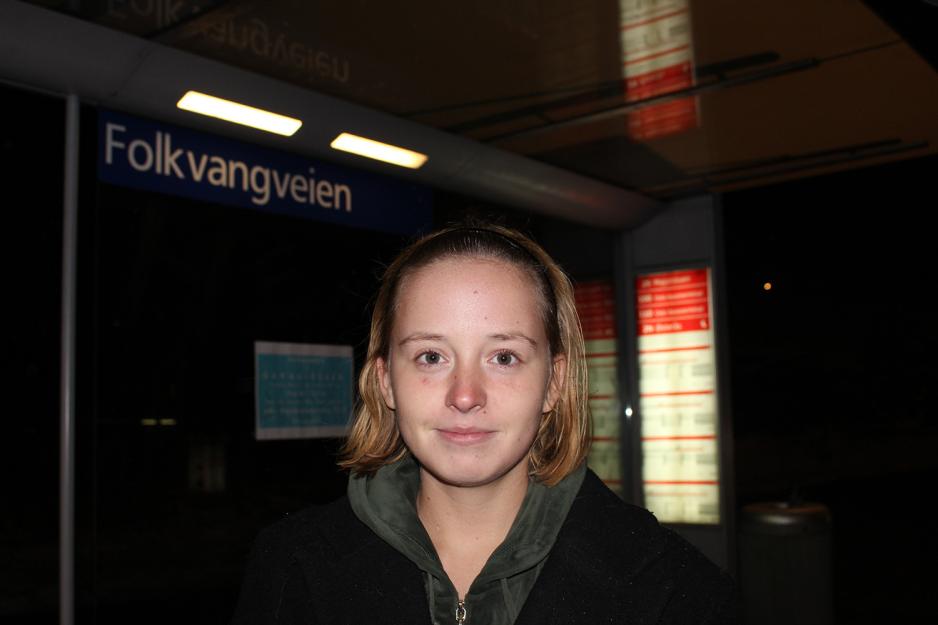 Jente venter p&aring; bussen