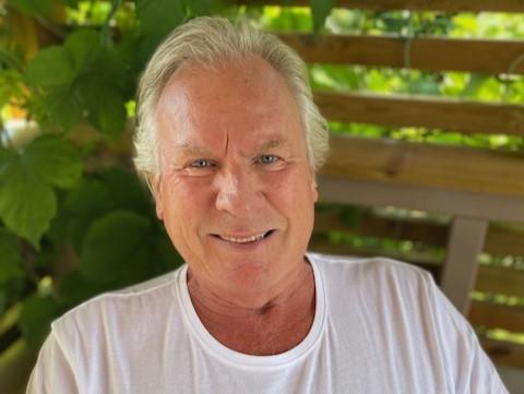 jan egis smiler p&aring; terassen 