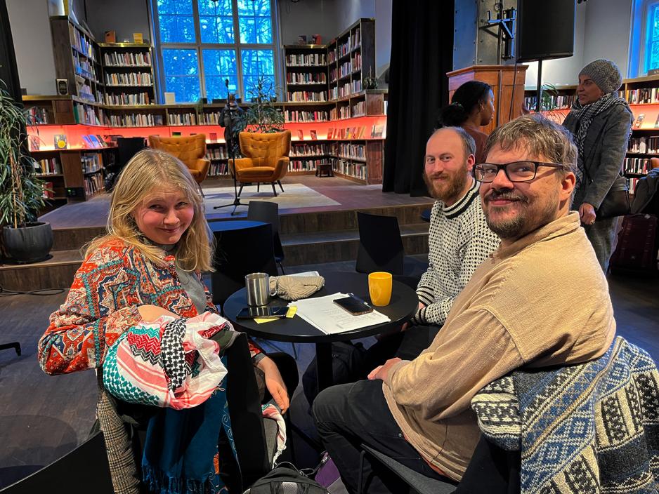 Palestiske vennlige venner i en samling p&aring; Deichman. Foto: Kiana Hassani