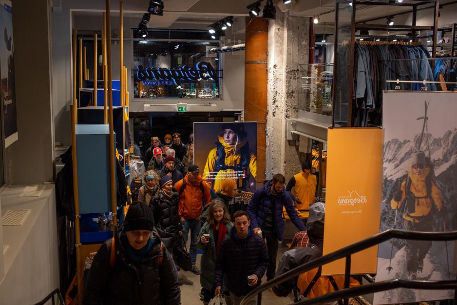 Kunder str&oslash;mmer inn i butikken 