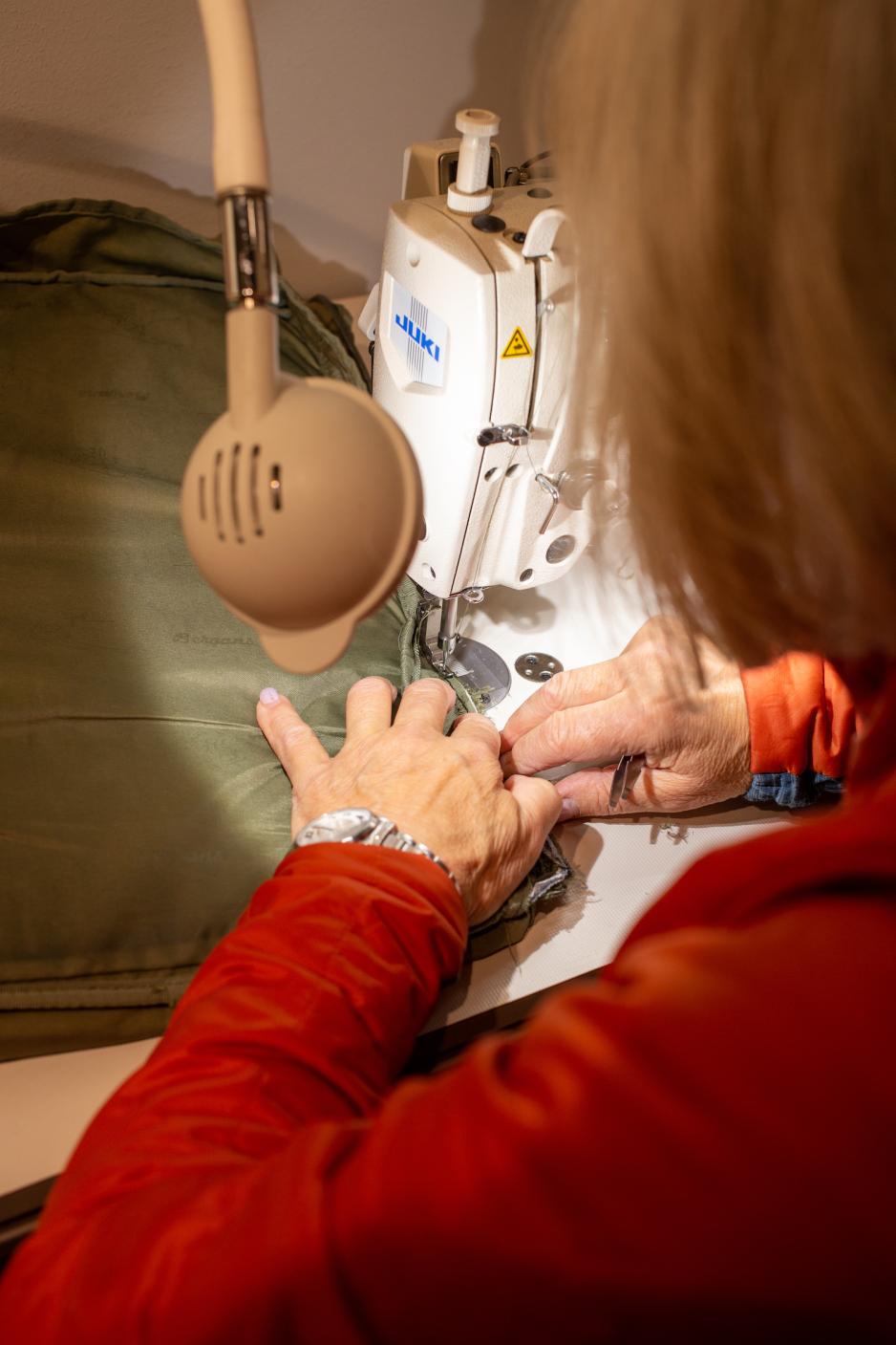 Skredder syr og reparerer brukte kl&aelig;r