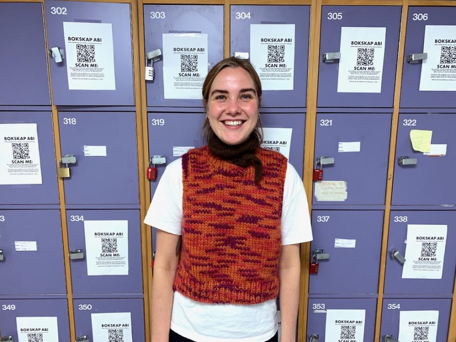 Student foran skap p&aring; campus.