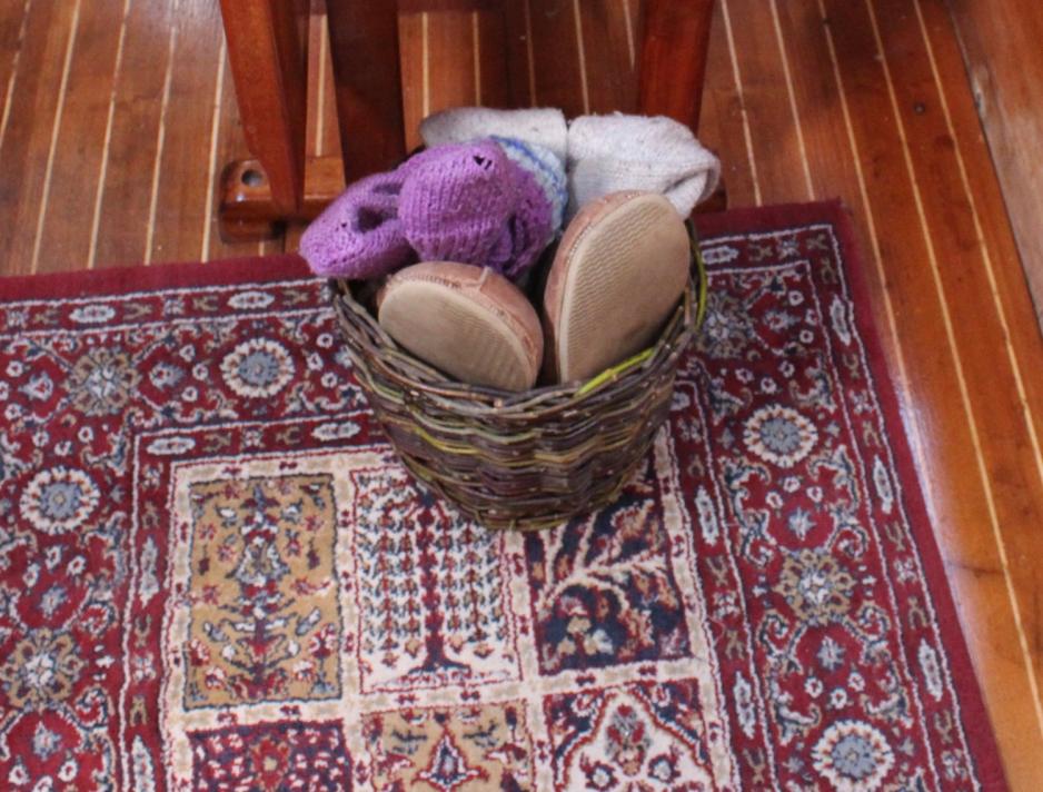 kurv med sokker og t&oslash;fler