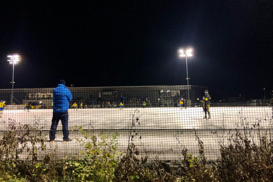 Kunstisbanen p&aring; Voldsl&oslash;kka er i full bruk etter litt forsinkelser. Foto: Andrea Viland Ask