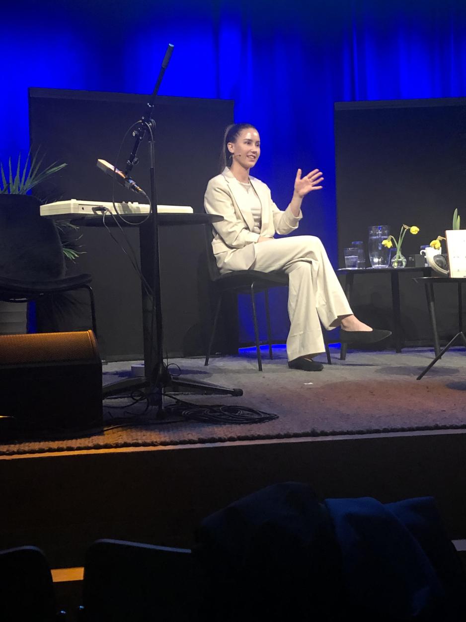 Forsker Sara N&oslash;land p&aring; scenen under Boktips Live. 