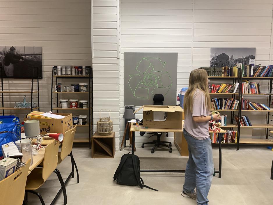 Cecilie Sata&oslash;en foran Sios b&aelig;rekraftige logo