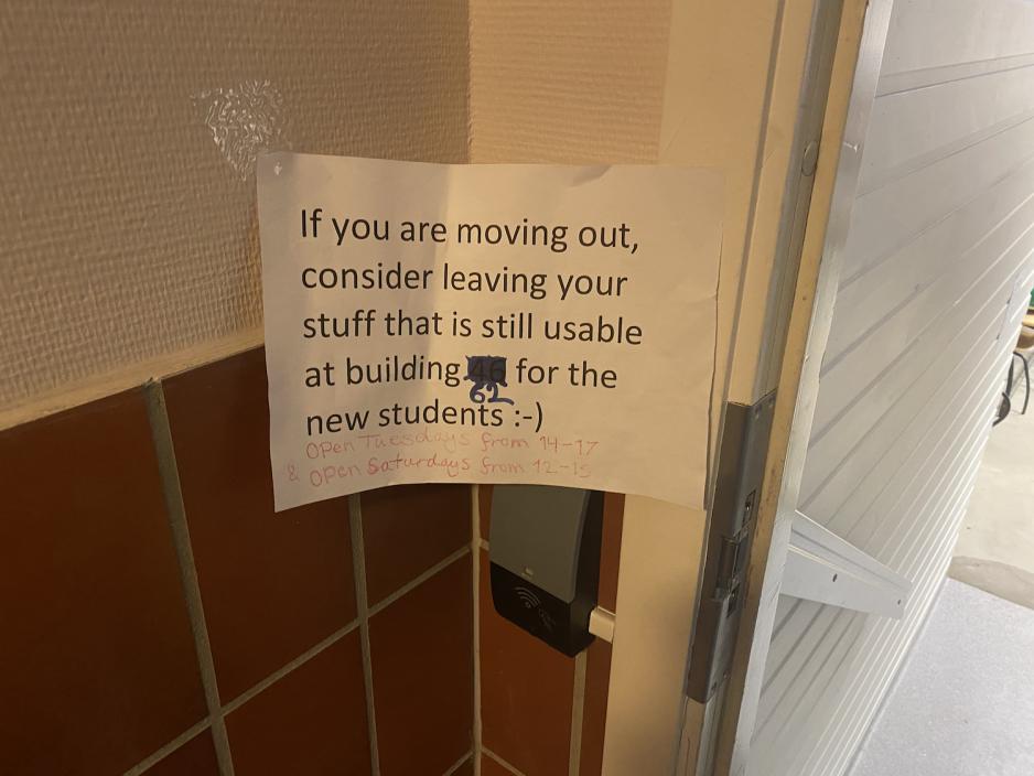 Informasjonslapp som forteller om Brukshj&oslash;rnet og at studenter kan gi fra seg ting de ikke trenger lenger.