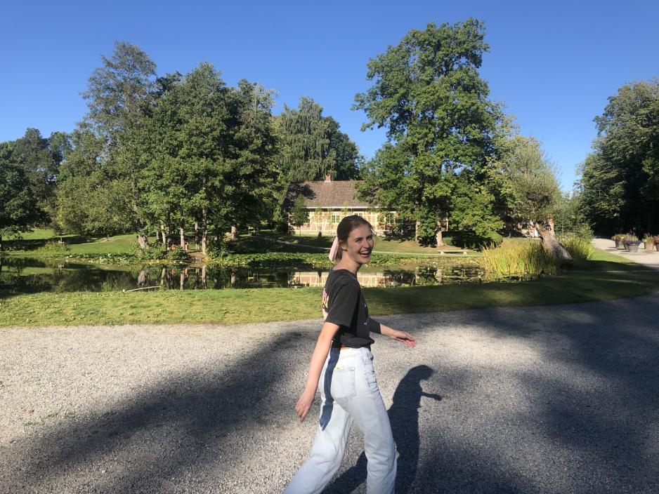 Musiker Johanne Lid smiler og ler fremfor en dam p&aring; NMBU. 