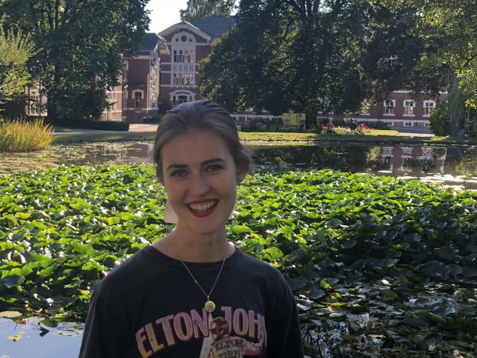 N&aelig;rbilde av Johanne Lid fremfor en dam ved NMBU