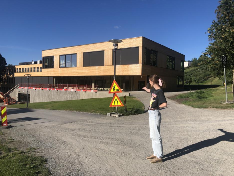 Johanne Lid st&aring;r fremfor det nye bygget til studiet hennes