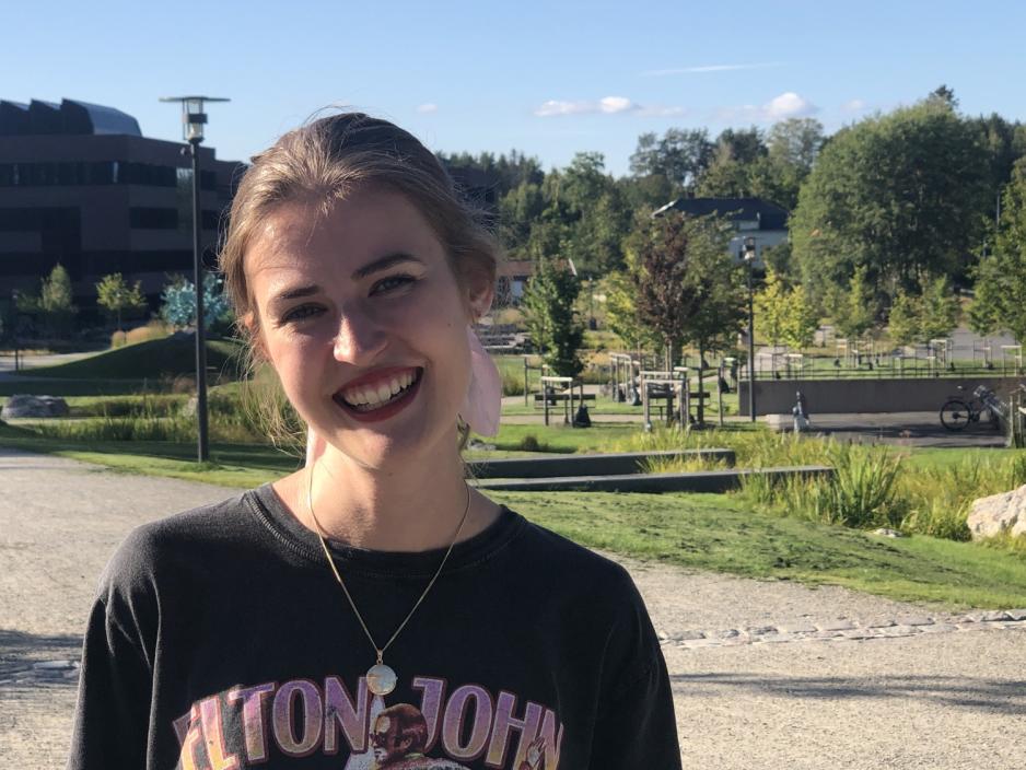 N&aelig;rbilde av Johanne Lid fra brystet og opp