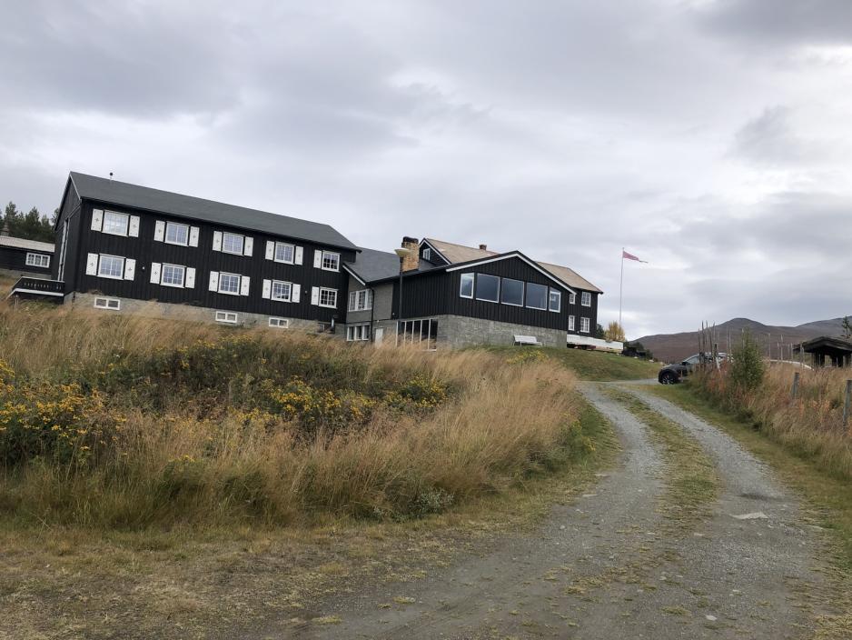 Hinds&aelig;ter Fjellhotell sett fra parkeringen