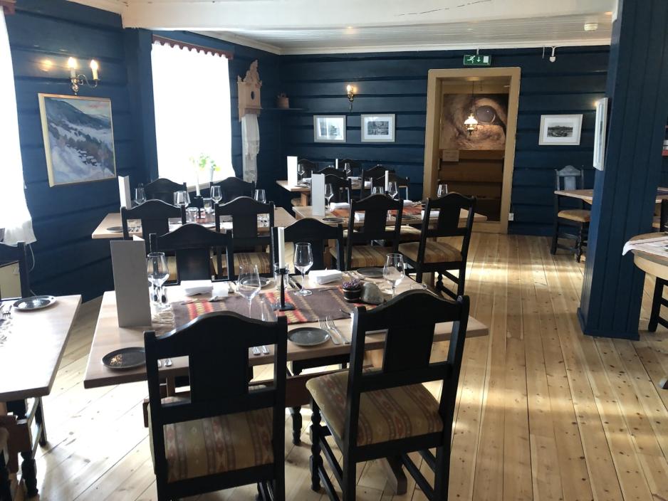 Spisebord p&aring; Hinds&aelig;ter 