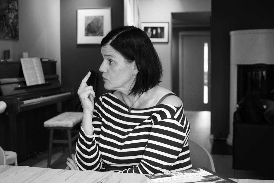 Tove Bj&oslash;rgaas snakker og peker med fingeren