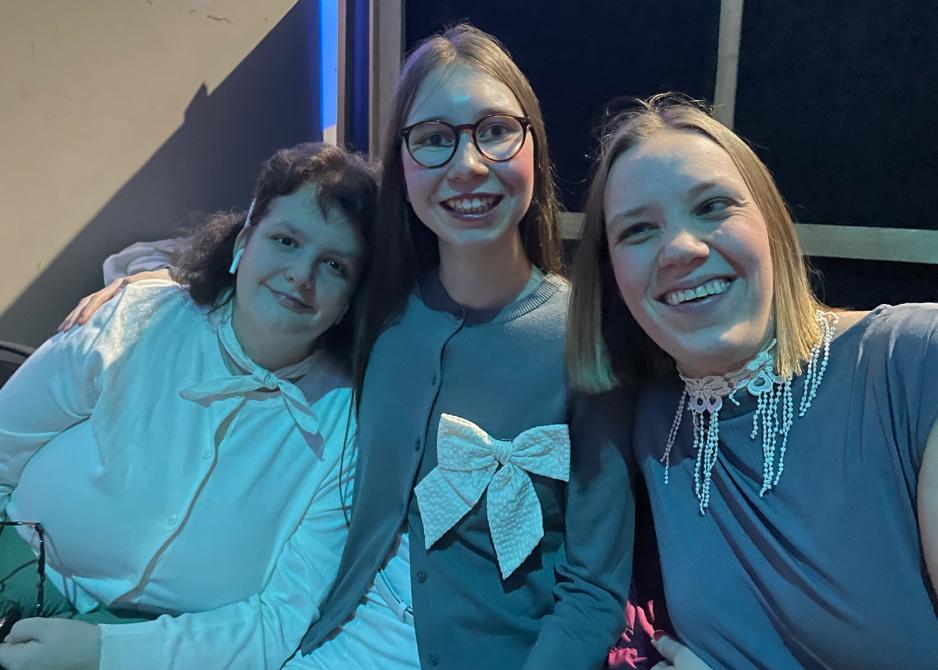 Tre jenter smiler i forkant av premieren p&aring; forestillingen til Dissimilis