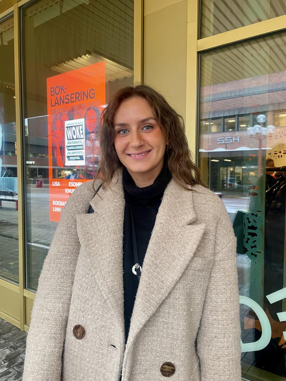 Julie Marie Winger Eriksen smiler utenfor Deichmann T&oslash;yen.