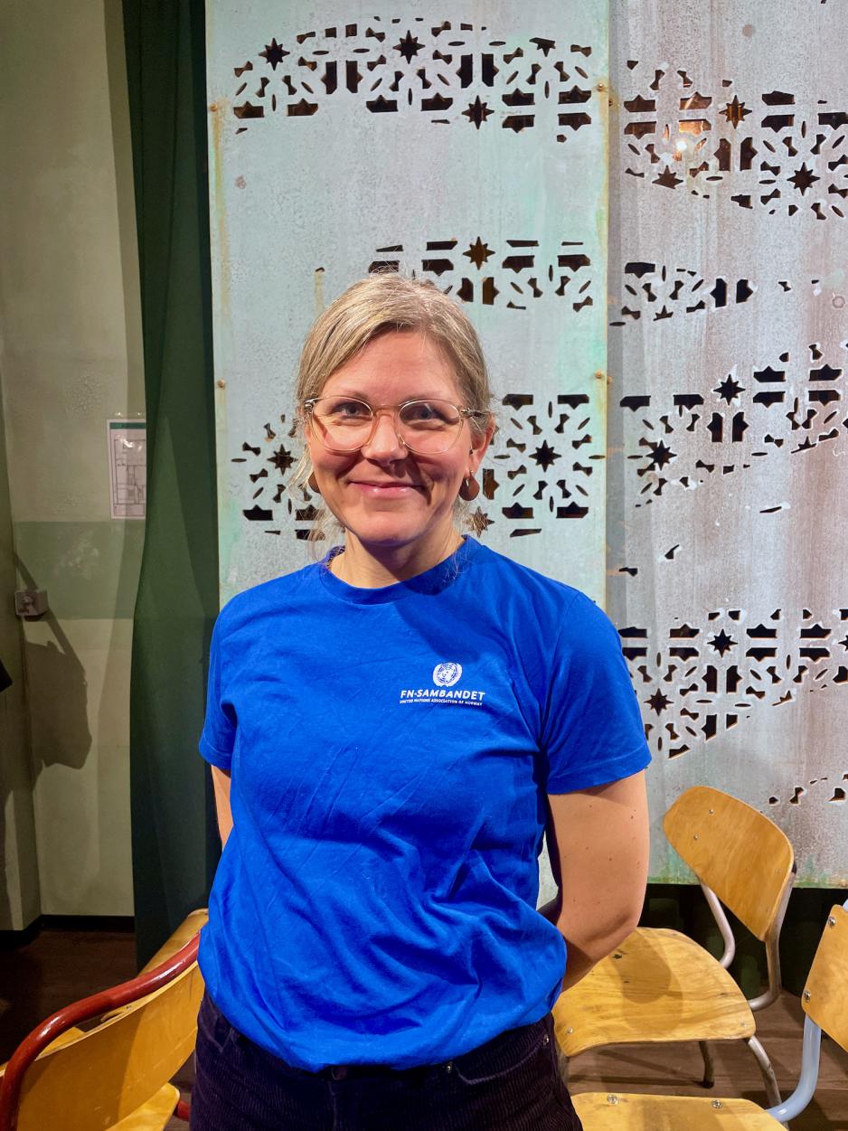 Ida Berge fra FN-sambandet smiler med sin bl&aring; FN t-skjorte.