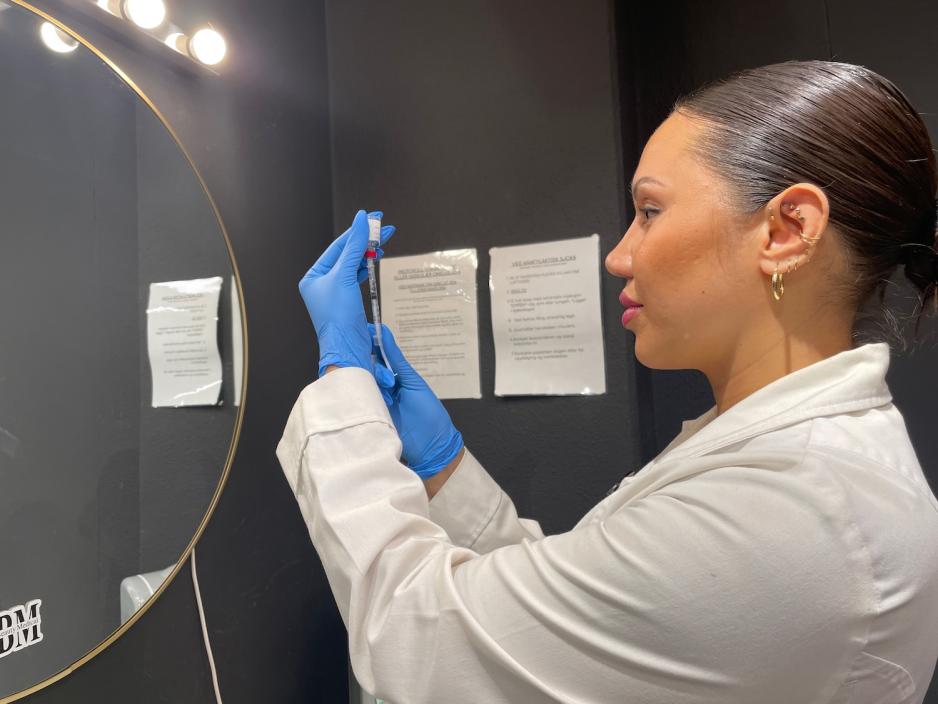 sykepleier fikser en botox spr&oslash;yte