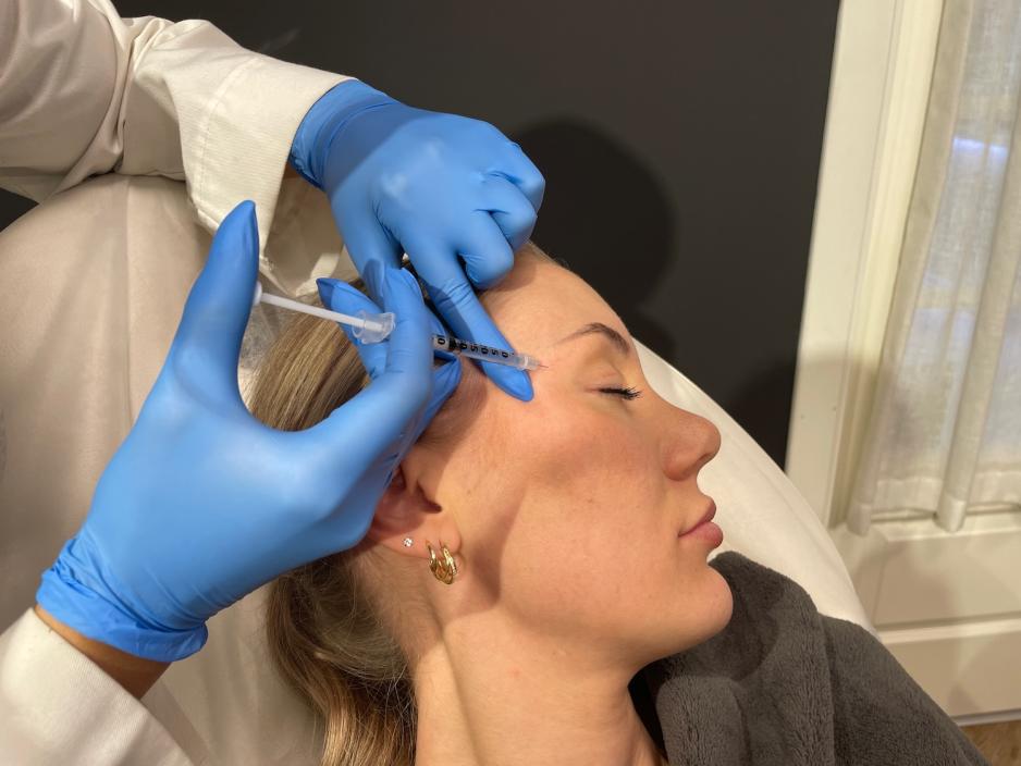 injisering av botox p&aring; en kvinne
