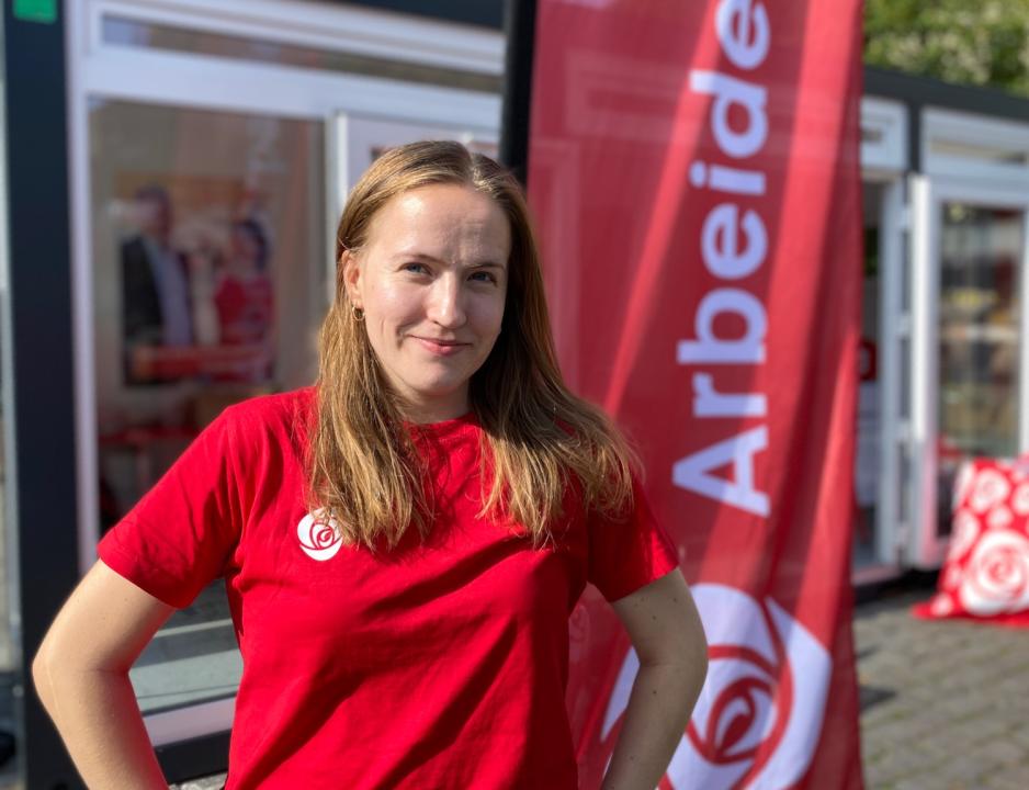 Thuva Livsdatter &Oslash;ver&aring;s foran Arbeiderpartiets valgstand