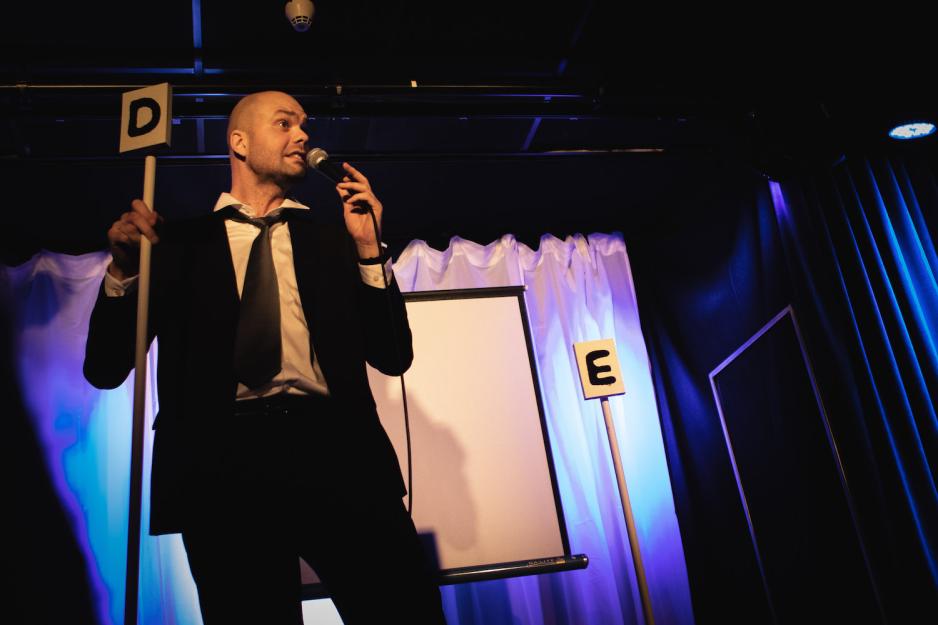 Lars Berrum p&aring; scenen i dress.