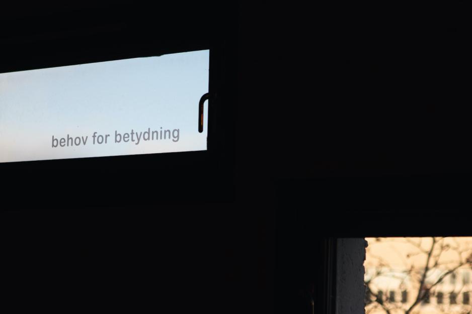 Behov for betydning st&aring;r skrevet p&aring; et vindu.