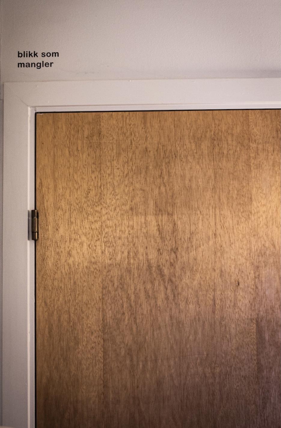 "Blikk som mangler" st&aring;r skrevet over en d&oslash;rkarm.