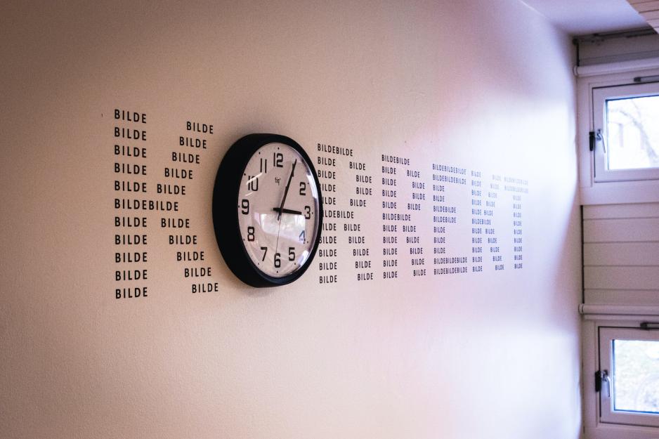 Korrekt st&aring;r skrevet p&aring; veggen, med klokken p&aring; veggen som bokstaven O.