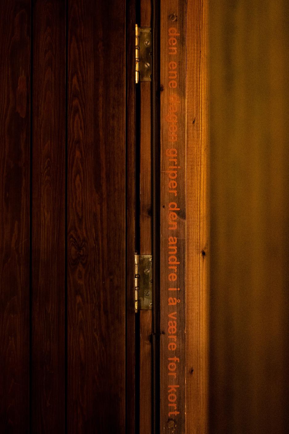 Ord skrevet i d&oslash;rkarmen.