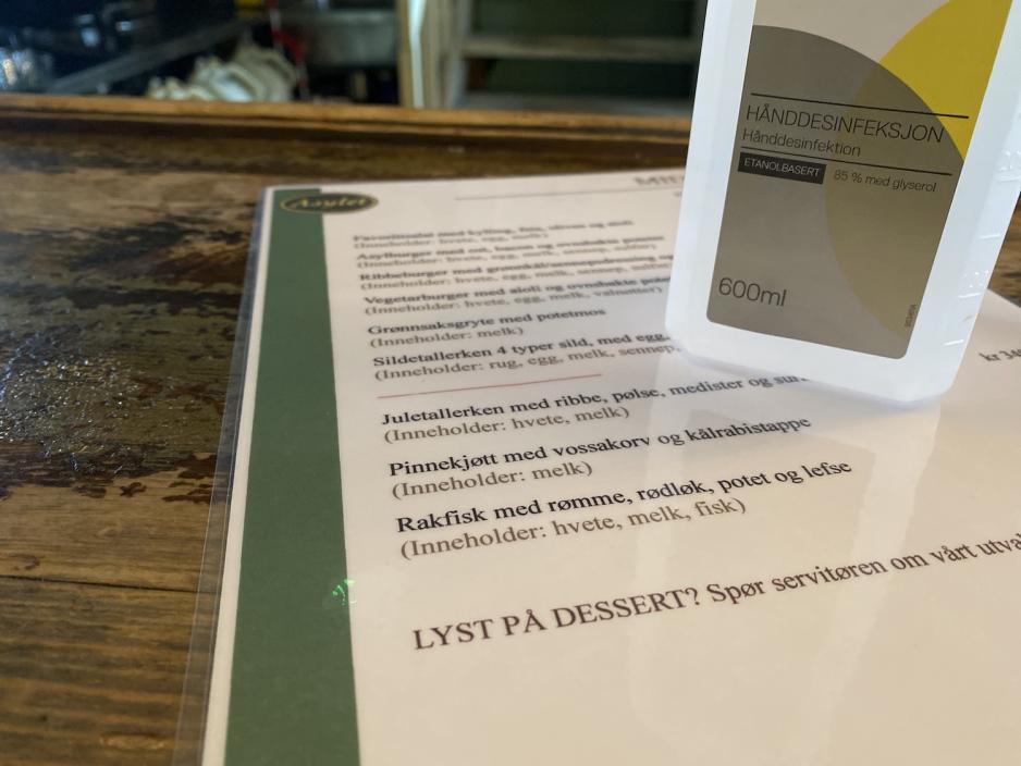 Restaurantmeny og h&aring;ndsprit 